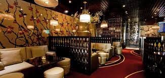 Buffalo Bar phục vụ rượu champagne truyền thống