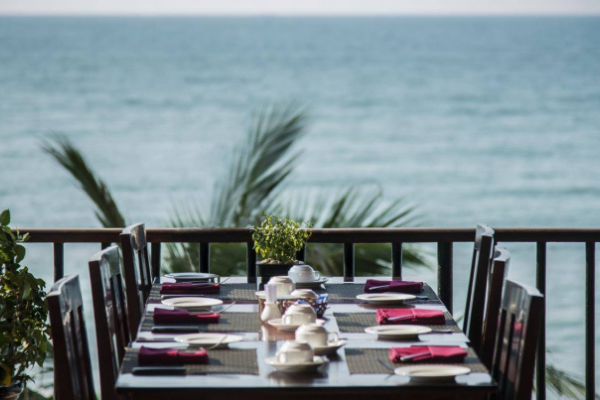 Bàn ăn tại L’Oceane Restaurant view biển vô cùng lãng mạn 