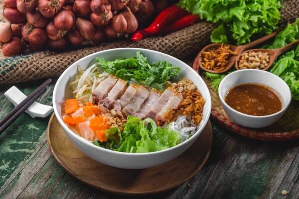 Hương vị mắm nêm ngon khó tả, thịt quay giòn tan - Ăn sáng Đà Nẵng