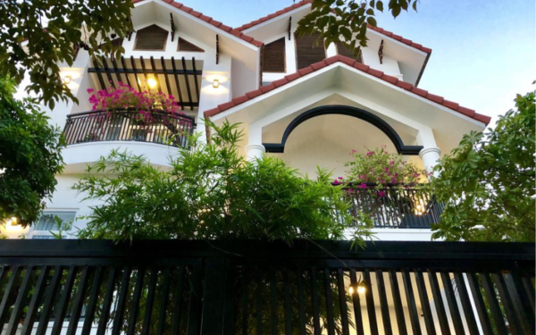 Bên ngoài biệt thự Camellia Villa