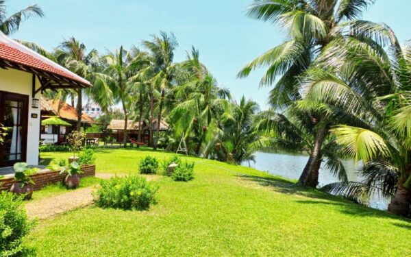 sự kết hợp tuyệt vời giữa sông Hoài và khu vườn xanh mát Riverside Bamboo Abogo Villa Hội An 